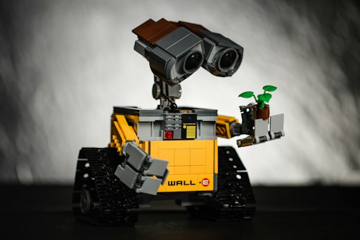 Robotic hand in precise motion